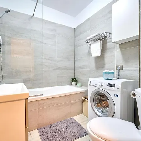 Brooklyn And Pool - Parking מאמאיה