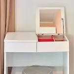 Brooklyn And Pool - Parking Apartman Mamaia