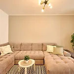 Apartman Brooklyn And Pool - Parking