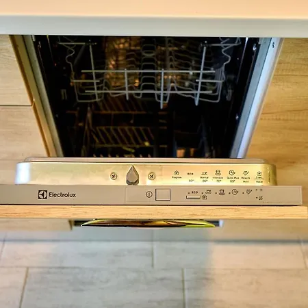 Brooklyn And Pool - Parking