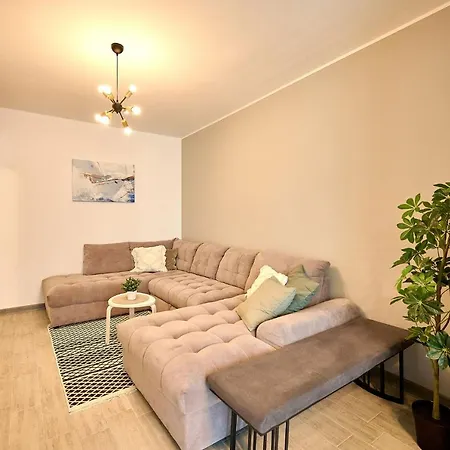 Brooklyn And Pool - Parking