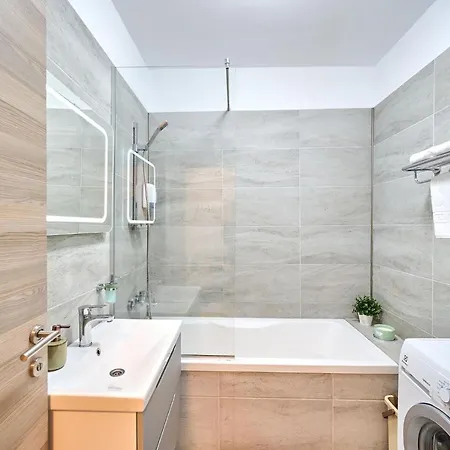 Brooklyn And Pool - Parking Apartment